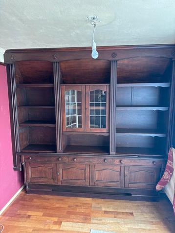 Klassieke houten kast