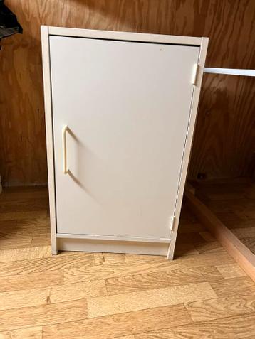 Crèmekleurig kastje met twee planken