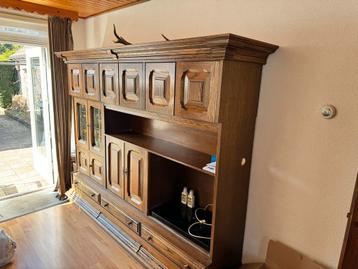 Massief houten wandmeubel - klassiek en ruim