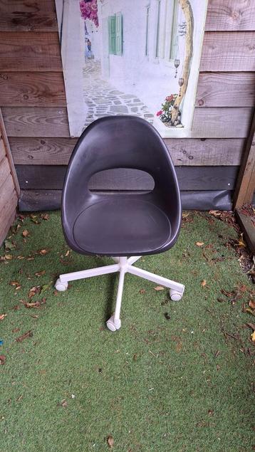 Moderne donkergrijze bureaustoel op wieltjes