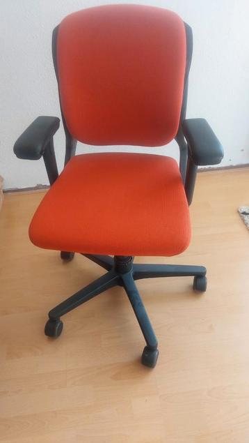 Degelijke rode bureaustoel - goed zitcomfort, verstelbaar