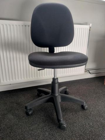 Gratis Zwarte bureaustoel met wieltjes
