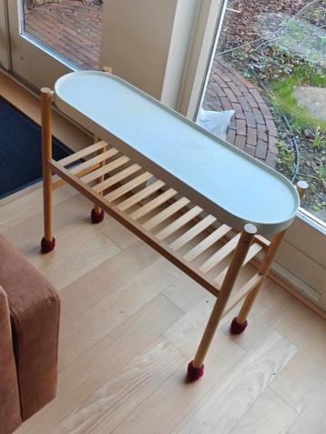 Bijzettafel met houten frame en wit blad