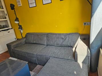 Ruime bank met hocker (hoekbank van gemaakt d.m.v. hocker)