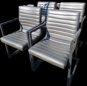 Set van 4 grijze stoelen met metalen frame