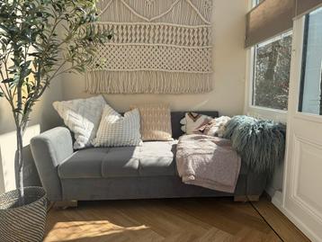 Grijze bank met wielen - Retro stijl