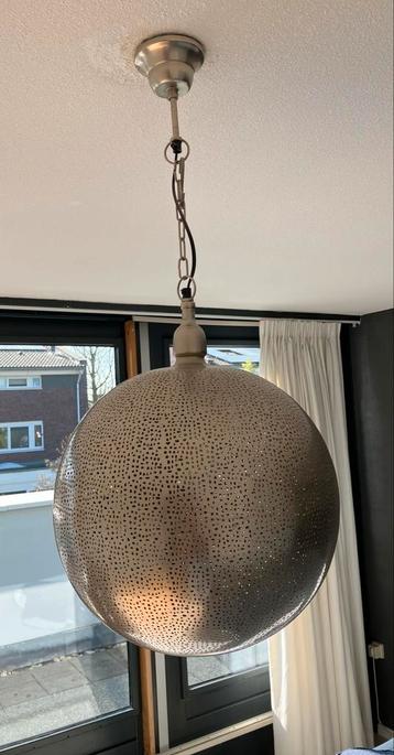 Metalen hanglamp met gaatjespatroon