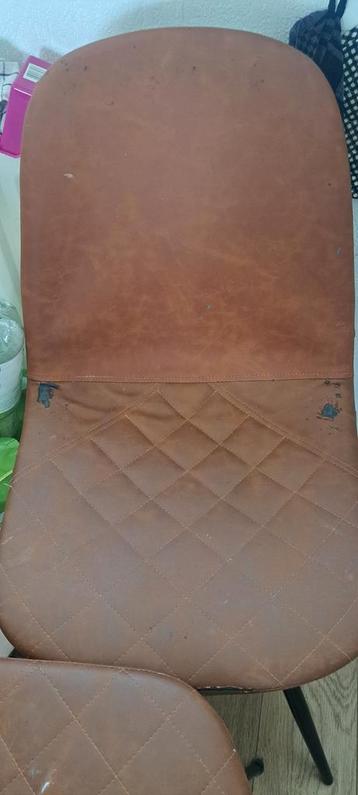 4 cognac kleurige kunststoffen stoelen