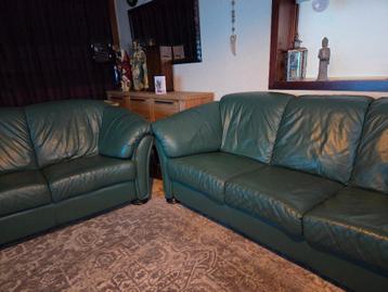 Twee en drie zits bank. Groen. Gratis wegens verhuizing.