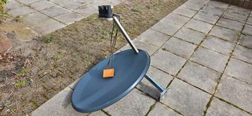 Schotelantenne met drie LNB's