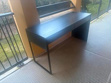 Modern zwart bureau met lade en kabeldoorvoer