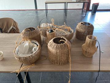 Verschillende plafonddecoratie en lampen