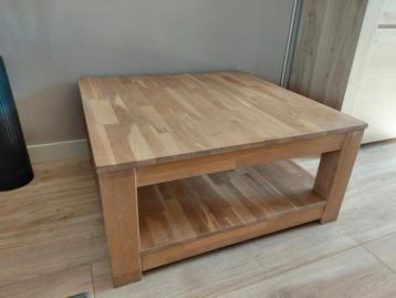 Massief houten salontafel met opbergplank