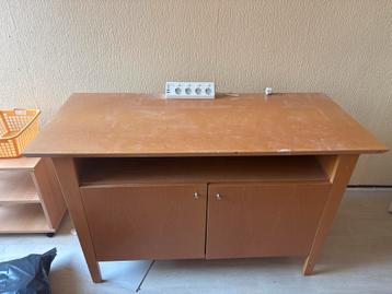 Gratis af te halen: Houten kastje/dressoir (135x60 cm)