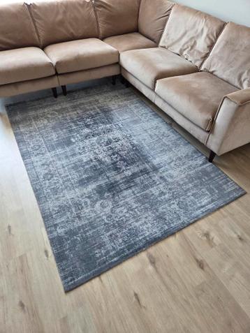Grijs vloerkleed met patroon