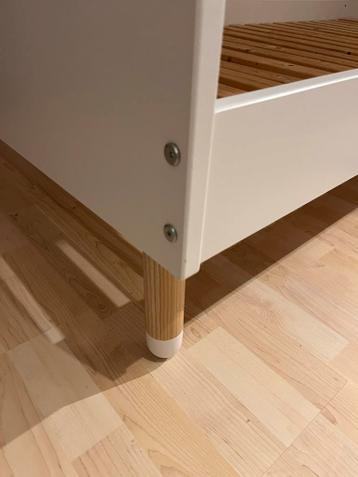 Wit eenpersoonsbed met lattenbodem en nette matras