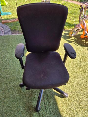 Gratis Zwarte bureaustoel met beschadigde armleuningen