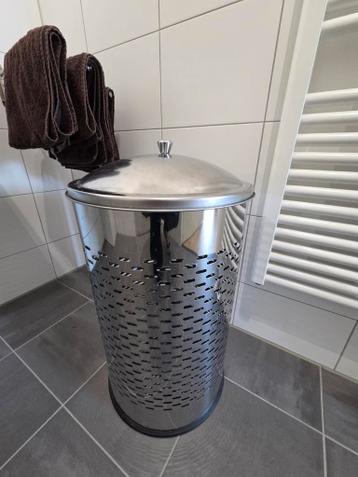 Zilverkleurige wasmand met deksel