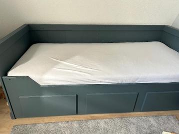 Stoer eenpersoonbed met 3 opberglades