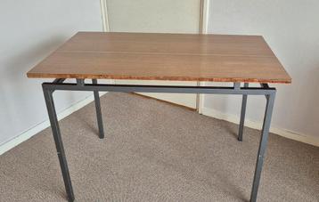 Stevige tafel met beschadigd blad, ideaal voor project