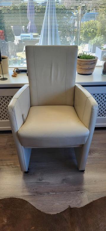 GRATIS 6 comfortabele crèmekleurige eetkamerstoelen