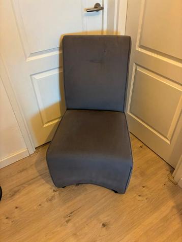 4 gratis Grijze stoelen met hoge rugleuning