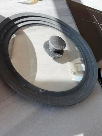 Glazen deksel met zwarte rand