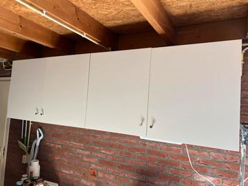 4 Witte hangende keukenkastjes