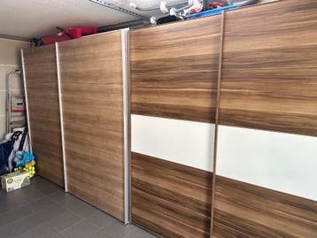 2 kledingkasten 250 breed x 216 hoog