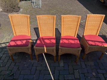 Gratis: Vier rotan stoelen met kussens