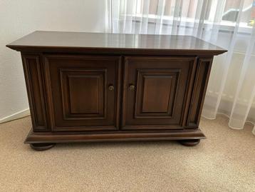 Donkerbruine houten kast met twee deuren