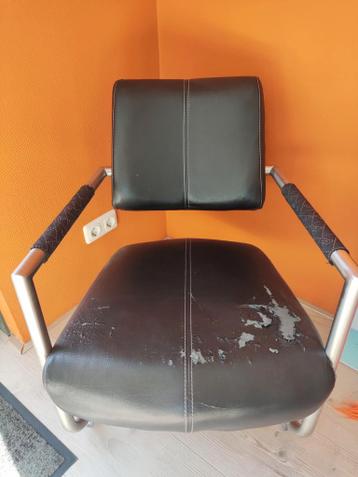 Gratis af te halen zwarte stoel