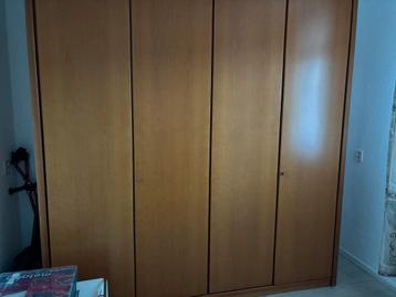 Ruime kledingkast met hang- en legruimte