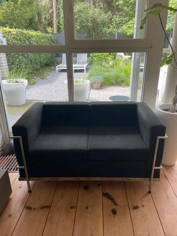 Antraciete tweezitsbank  metalen frame - le  corbusier stijl