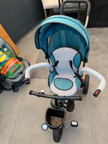 Blauwe driewieler met duwstang en zonnekap