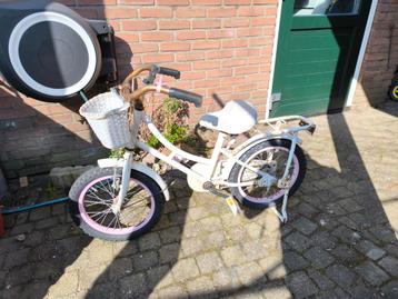 Kinderfiets met mandje. Opknapper.