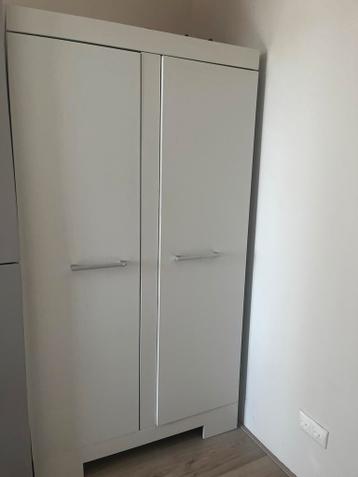 Witte kledingkast met hang- en leggedeelte