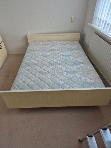 Twee persoons bed GRATIS