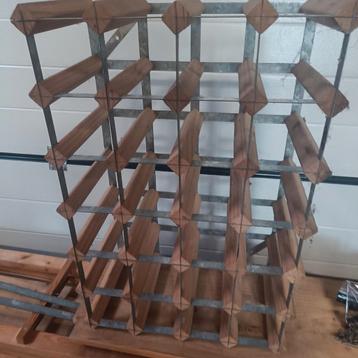 Stevig wijnrek van hout en metaal voor 25 flessen