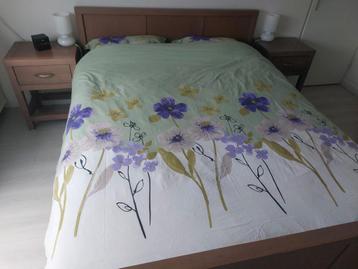 Elektrisch verstelbaar bed 160x210 cm met nachtkastjes