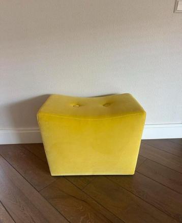 Gele rechthoekige velvet hocker