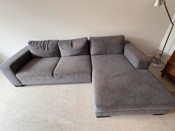 Grijze slaapbank in twee delen met uittrekbaar gedeelte