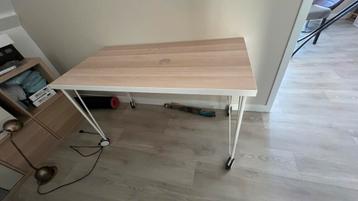 Gratis Bureau/tafel op wielen.