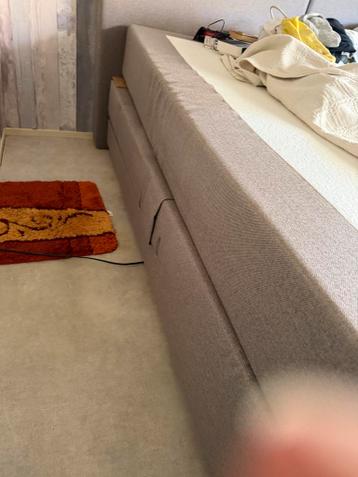 Elektrisch verstelbare boxspring met hoofdbord