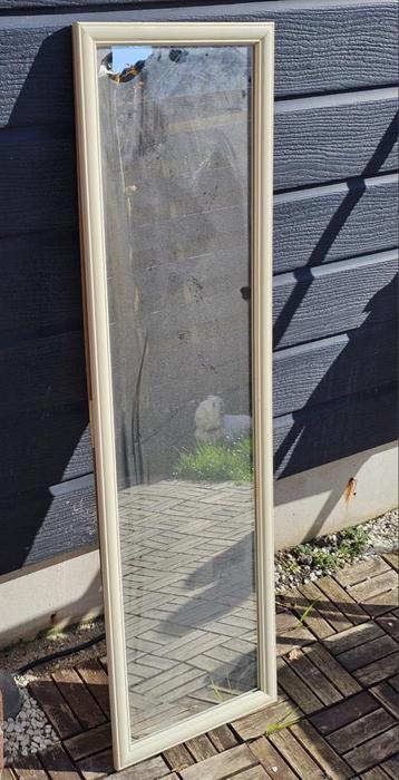 Spiegel met lichte lijst