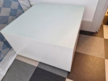 Witte salontafel met matglas blad