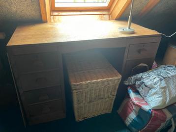 GRATIS af te halen: Houten bureau met 8 laden