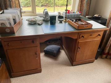 GRATIS af te halen: Klassiek houten bureau met groen blad