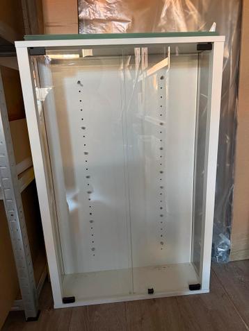 Witte vitrinekast met glazen deuren