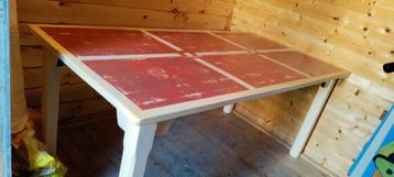 Kunstzinnige grenen tafel